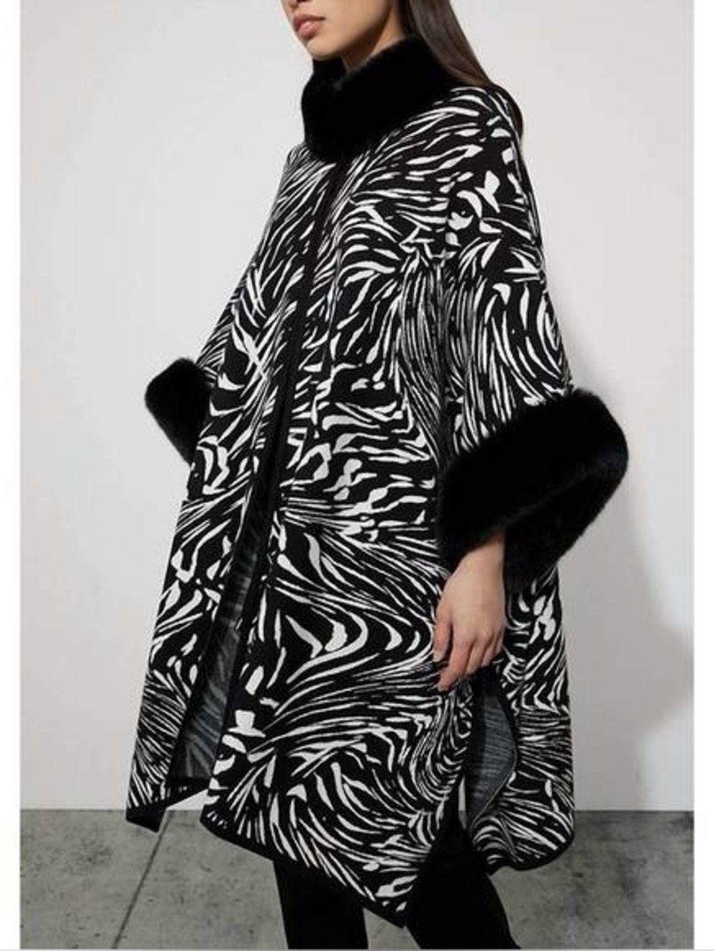 NWOT Joseph Ribkoff Jacquard Poncho Style In Black/Vanilla